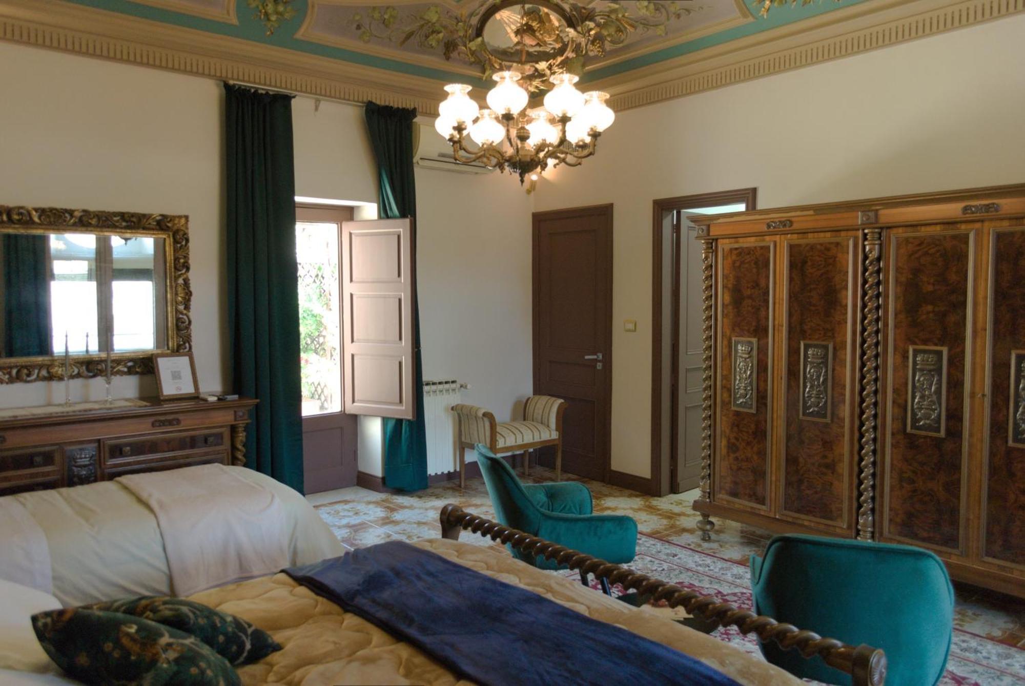 Allure Palace Ачиреале Екстериор снимка