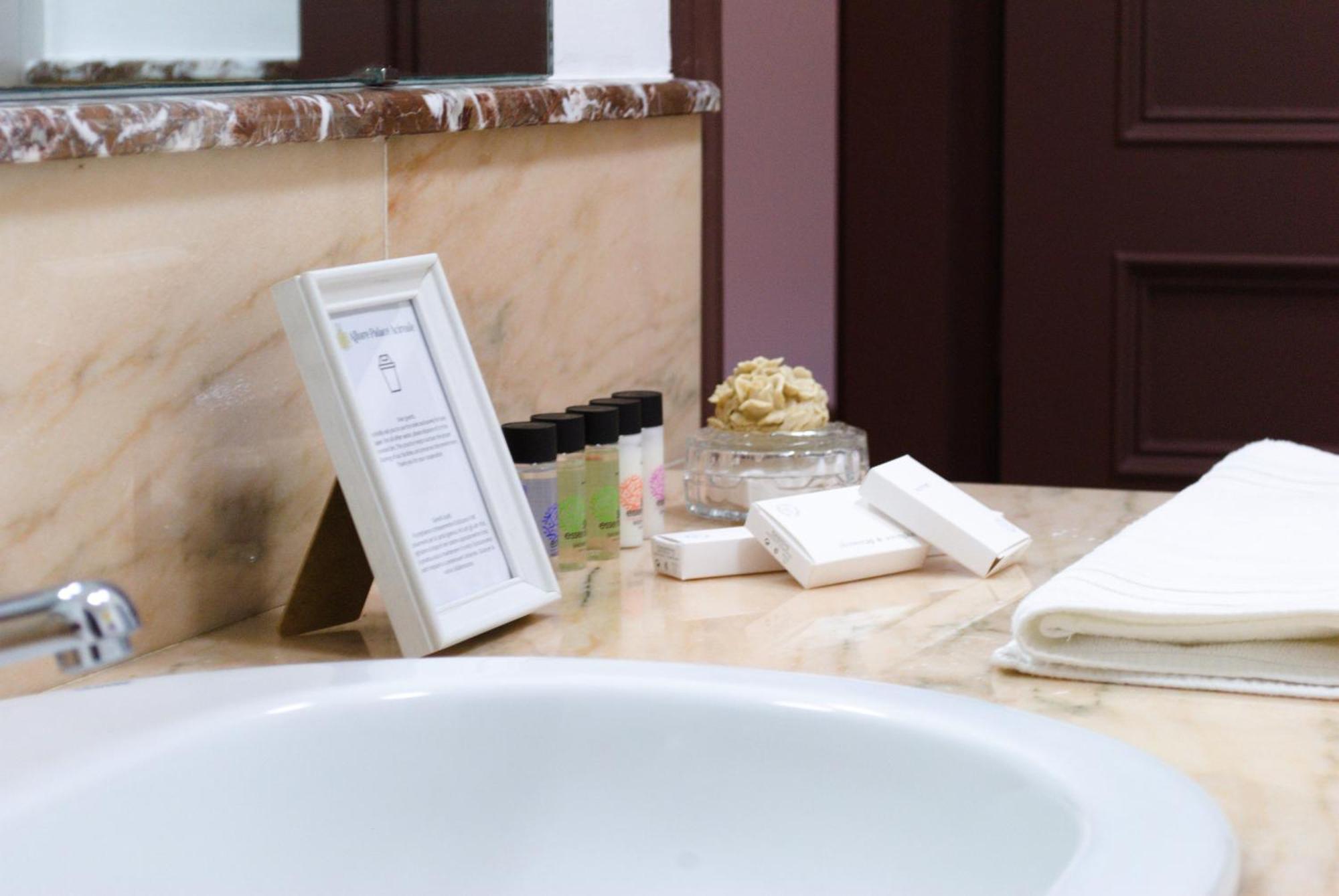 Allure Palace Ачиреале Екстериор снимка