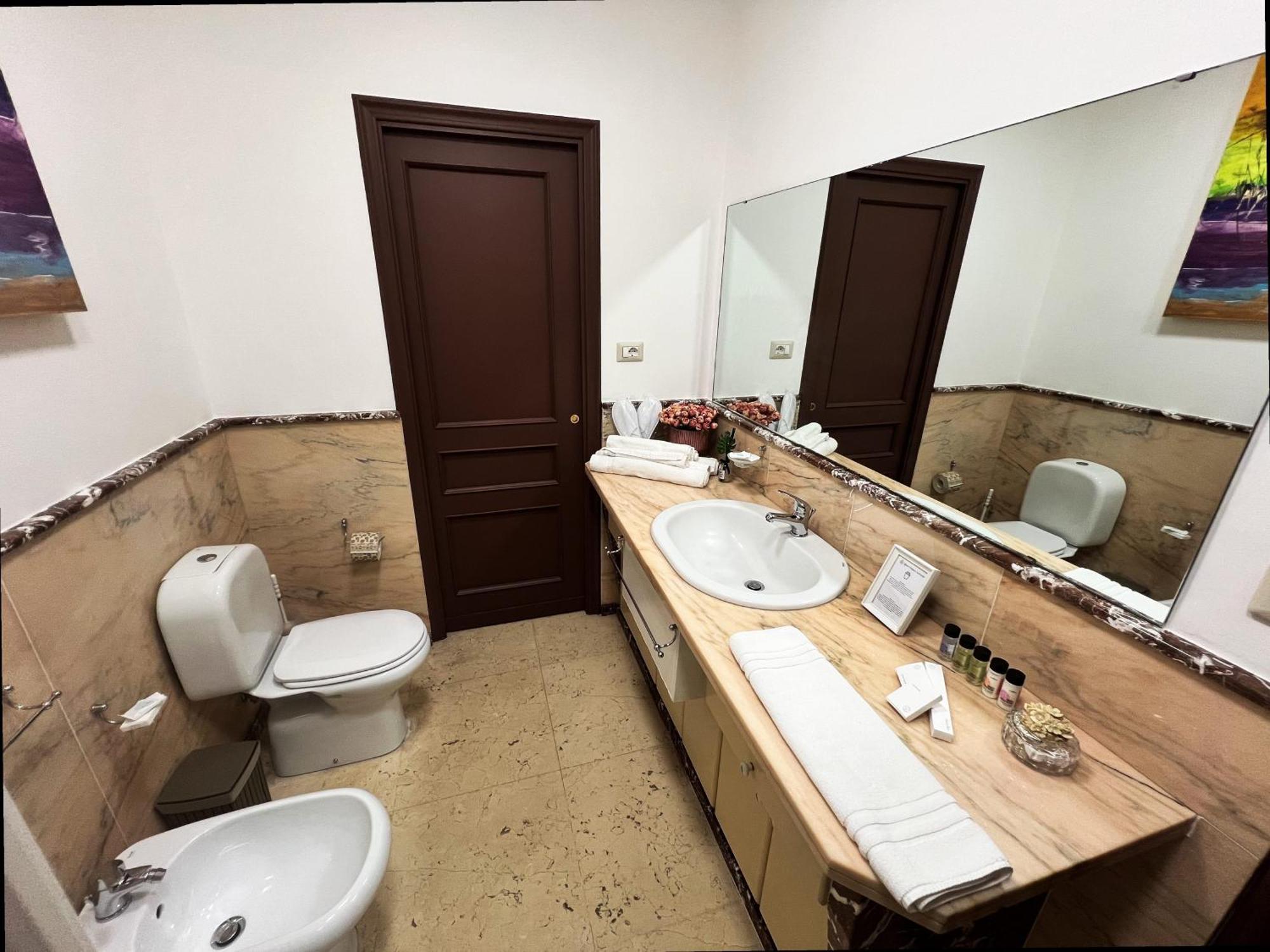 Allure Palace Ачиреале Екстериор снимка