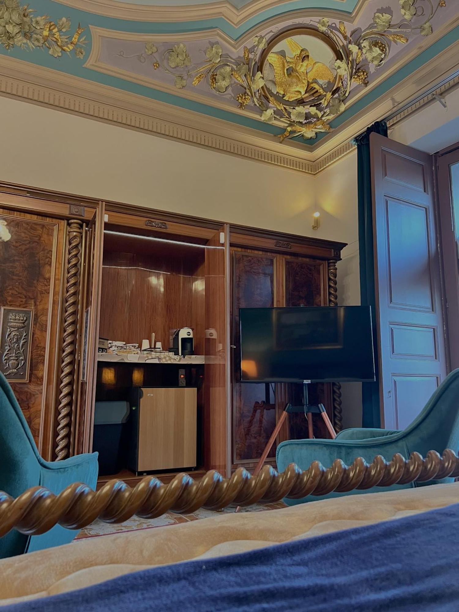 Allure Palace Ачиреале Екстериор снимка