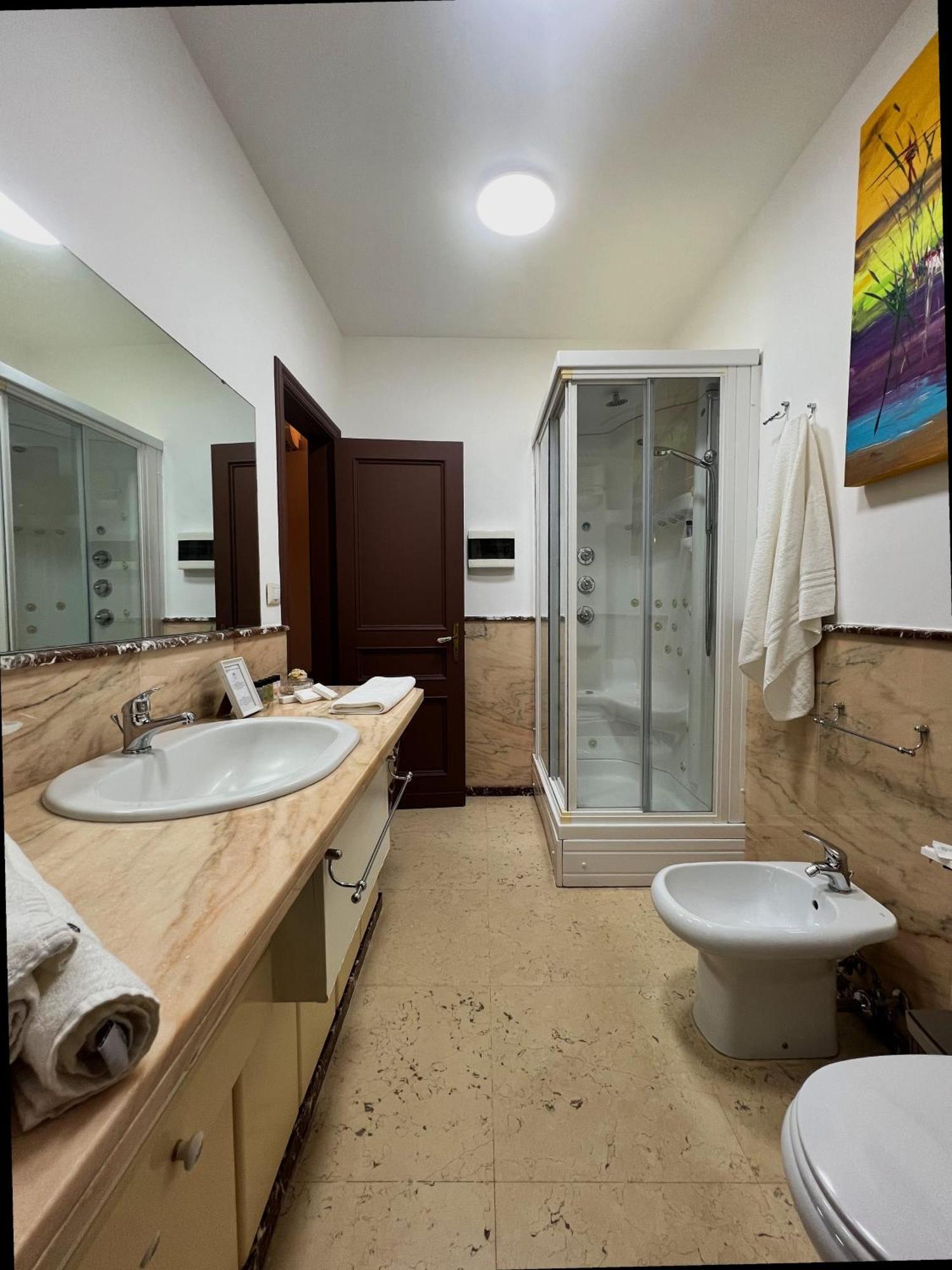 Allure Palace Ачиреале Екстериор снимка